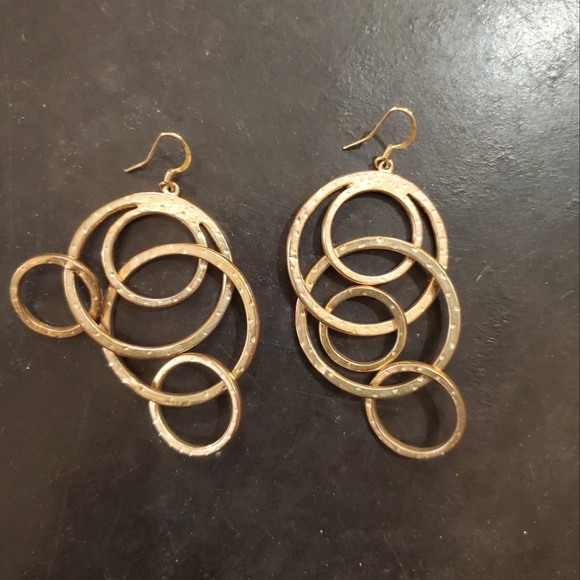 Large gold hoop earrings with copper tint, 3" drop, lightweight hammered metal - Picture 2 of 8